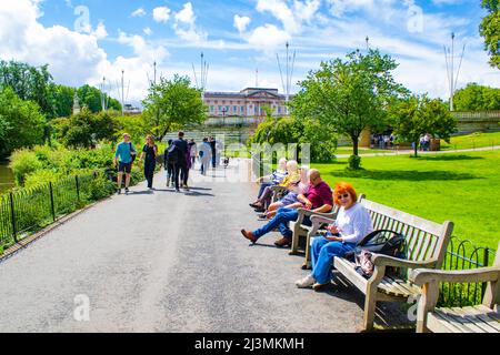 Der St James`s Park ist ein 23 Hektar großer Park in der City of Westminster, im Zentrum von London, der im Westen vom Buckingham Palace begrenzt wird.England Stockfoto